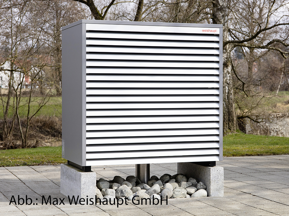 Weishaupt Luft-Wasser-Wärmepumpe: Außeneinheit auf Betonsockel Freistehende Weishaupt Luft-Wasser-Wärmepumpe Außenstation auf Steinsockel im Außenbereich – Uwe Kleinheider Hagen a.T.W.